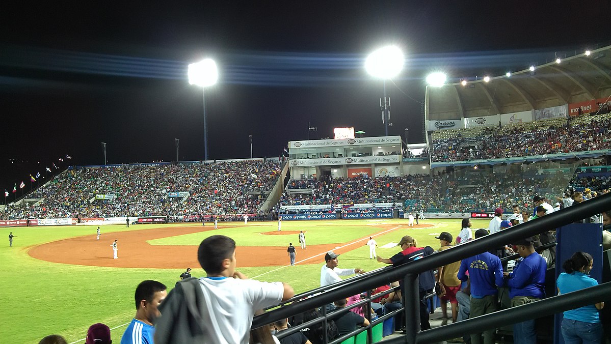 Noche de Beisbol en el estadio Guatamare de Nueva Esparta